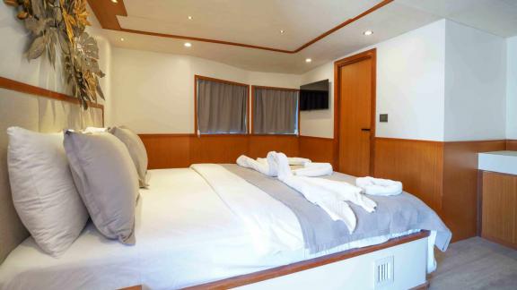 Das gemütliche Schlafzimmer der Yacht Çınar Yıldızı bietet Komfort mit eleganten Details und einem großen Bett.