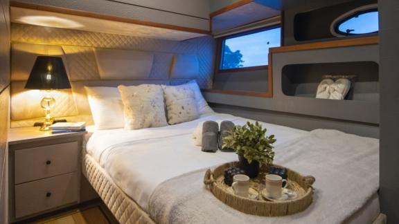 Das stilvolle Schlafzimmer der Motoryacht Golden Blue ist mit einem bequemen Bett und eleganter Dekoration ausgestattet.