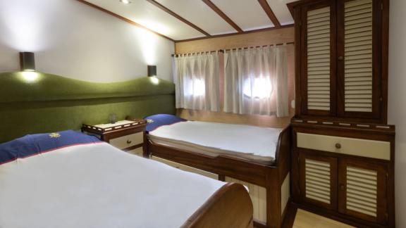 Bright twin cabin with two single beds and ample storage on Yacht Kanarya.