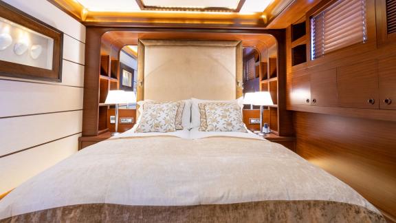 Gästeschlafzimmer der Yacht Stella Fiera mit warmen Farben und stilvoller Dekoration.