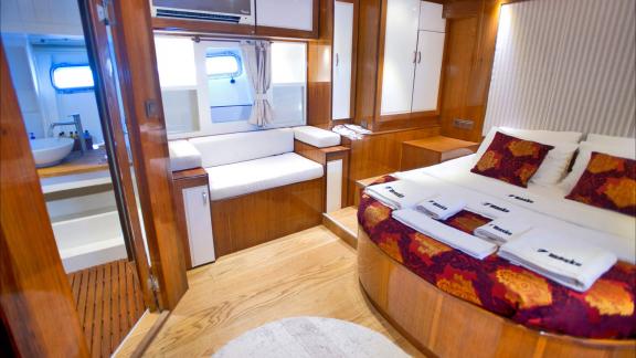 The master cabin of Maske 2 features a large bed, seating areas, and a modern en-suite bathroom.