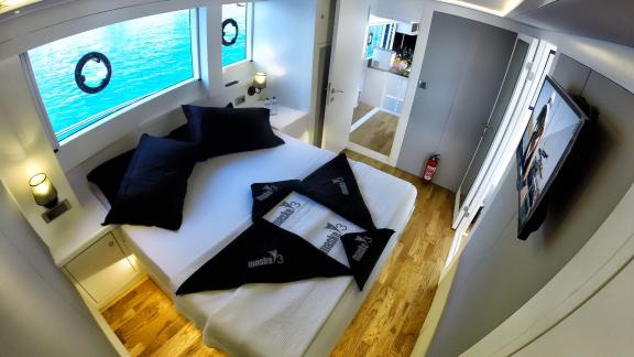 Stilvolles Schlafzimmer der Trawler-Yacht Maske 3 mit Panoramablick.