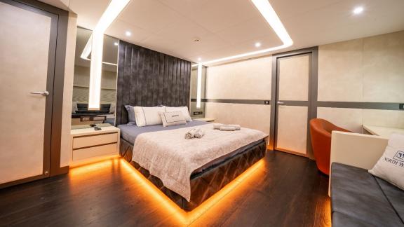 Das elegante Hauptschlafzimmer der North Wind mit stilvoller Beleuchtung und modernem Design.