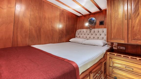 The inviting guest cabin on the Su Sesi gulet offers comfort and relaxation for your journey.