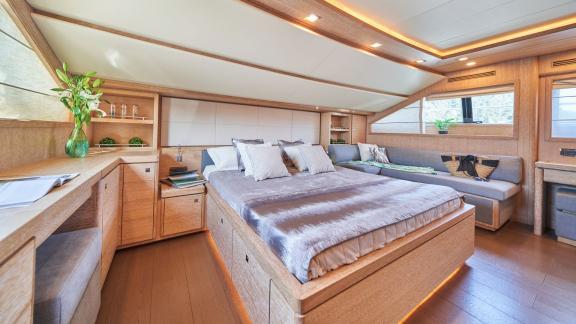 Luxuriöse und helle Kabine der Acceptus Yacht in Kroatien, ideal für eine komfortable Auszeit.