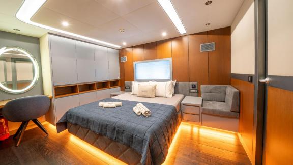 Das moderne und gemütliche Schlafzimmer der North Wind mit Arbeitsbereich und stilvollem Design.