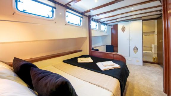 Komfortables Schlafzimmer mit Doppelbett auf der Guletcharter Hülyam 2 in Göcek, perfekt zum Entspannen.