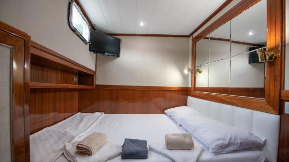 Gemütliches Schlafzimmer mit Doppelbett und TV auf der 24 Meter langen Gulet Afilli in Fethiye.