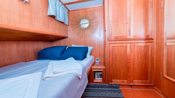 Single cabin of the luxurious Gulet Bodrum Queen in Bodrum, Turkey, with a comfortable single bed.