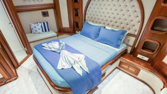 Stilvolle Kabine mit Doppelbett und eleganter Einrichtung auf einer Gulet in Fethiye, ideal für Komfort und Entspannung.