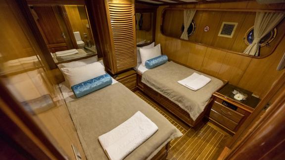 The comfortable twin cabin of the Gulet Kayhan 5 offers space and comfort.