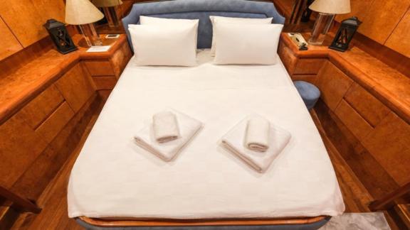 The double bed of the motor yacht Vega in Göcek offers a comfortable sleeping experience.