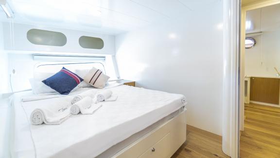 Stylish double cabin with large windows and direct access to the modern bathroom.