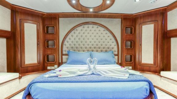 Luxurious suite with a double bed and elegant decor on a Gulet in Fethiye, ideal for exclusive comfort.