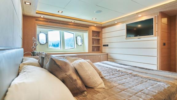 Stilvolle Kabine der Acceptus Yacht in Kroatien, ausgestattet mit TV und Panoramafenster.