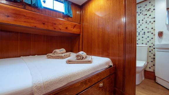 The cabin on Gulet Rüya offers a comfortable bed and a private bathroom in an elegant design.