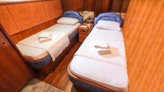 The twin bed cabin of the motor yacht Vega in Göcek offers comfortable accommodation.