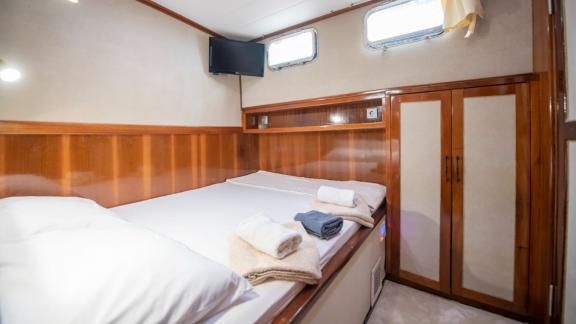 Stilvolles Schlafzimmer mit Doppelbett und Schrank auf der 24 Meter langen Gulet Afilli in Fethiye.