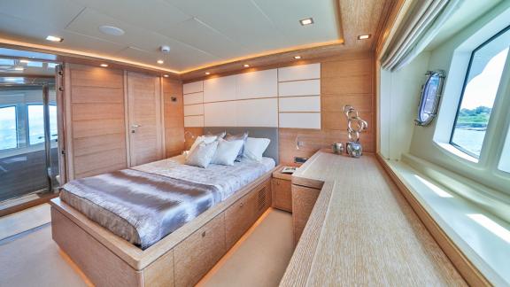 Elegante und helle Kabine der Acceptus Yacht in Kroatien, ideal für entspannte Nächte.