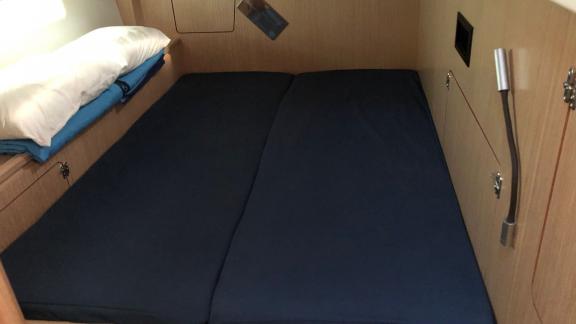 Spacious double cabin of the Hainan sailing yacht, perfect for a comfortable sailing holiday in Greece.