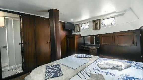 Komfortable Kabine mit eigenem Bad auf der Yacht Angel V, ideal für luxuriöse Kreuzfahrten in Marmaris.