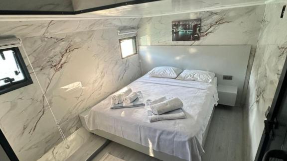 Die helle Doppelkabine der Trawler-Yacht Lagertha bietet mit ihrem geräumigen Design und eleganten Details eine komforta