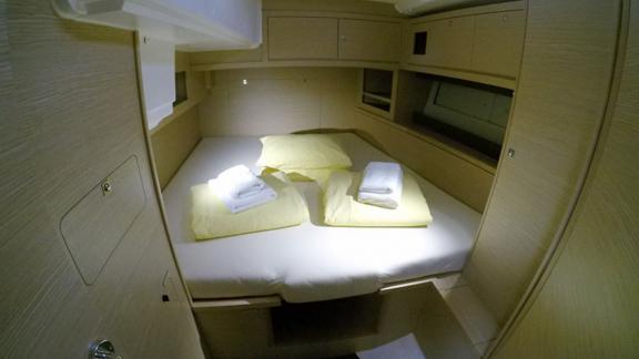 The cozy cabin on the Vita yacht offers the perfect setting for a peaceful sea vacation.