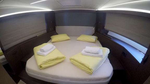 Das Schlafzimmer der Motoryacht Brigadoon verfügt über modernes Design und ein großes Bett.