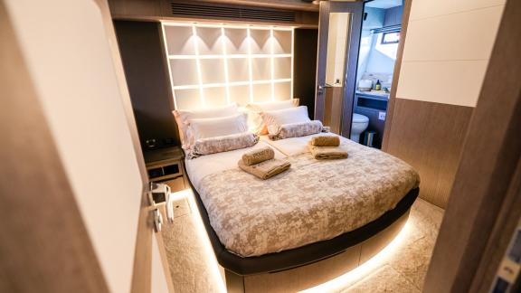 Das Schlafzimmer auf der Yacht FG Star besticht durch moderne Beleuchtung und elegantes Design.