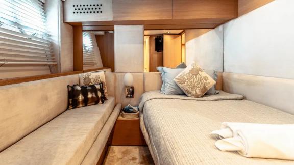 The double cabin of Tayget is perfect for a daily yacht rental in Dubai.