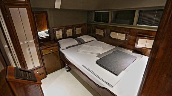 Gemütliches und stilvolles Schlafzimmer der Motoryacht Juliet.