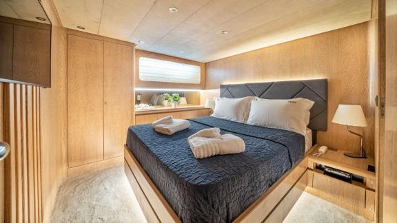 Das elegante Schlafzimmer der Yacht Opera beeindruckt mit einem komfortablen Bett und stilvollem Design.