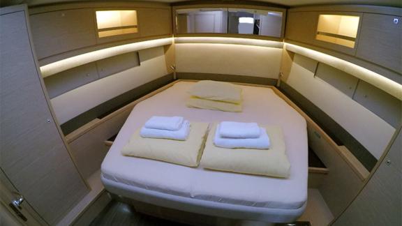 The spacious and bright cabin on the Vita yacht offers a comfortable sea vacation.