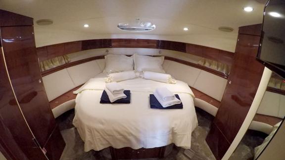 Das Schlafzimmer der Motoryacht Luna 4 verfügt über ein großes und bequemes Bett, moderne Dekoration.