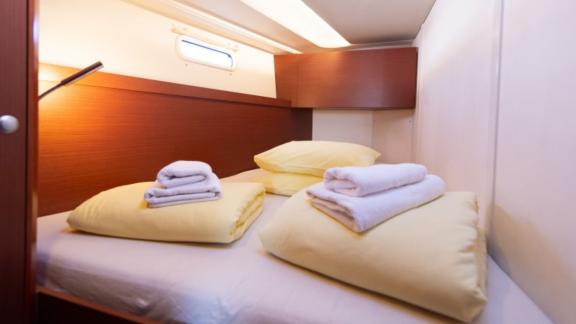 The spacious double cabin of the yacht Anse offers a peaceful environment for your sea vacation.