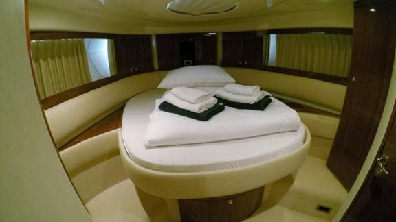 Das Schlafzimmer der Motoryacht Katrin verfügt über ein bequemes Doppelbett und luxuriöse Dekoration.