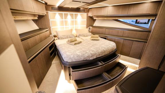 Das Schlafzimmer auf der Yacht FG Star besticht durch sein elegantes Design und komfortable Möbel.