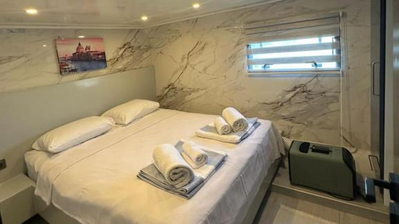 Die Doppelkabine der Trawler-Yacht Lagertha bietet mit modernem Dekor und geräumiger Atmosphäre einen erholsamen Aufenth