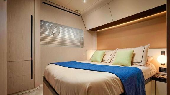 Doppelbett, dezente Beleuchtung und Fenster bieten eine helle gemütliche Atmosphäre.