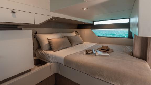 Die Doppelkabine auf der Motoryacht Endless Summer bietet Komfort mit großem Bett und Fensterblick.