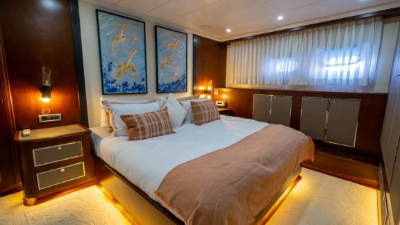 Ocean Breeze Bodrum’da şık tasarımlı çift kişilik kabiniyle lüks kiralık yat konforu ve rahat konaklama sunar.