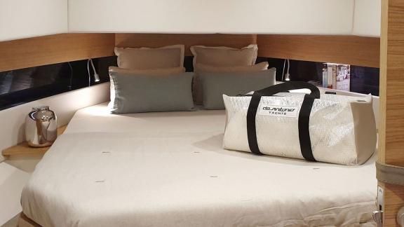 Das geräumige Doppelbett-Schlafzimmer der Motoryacht Aura bietet Komfort und modernes Design für eine angenehme Übernach