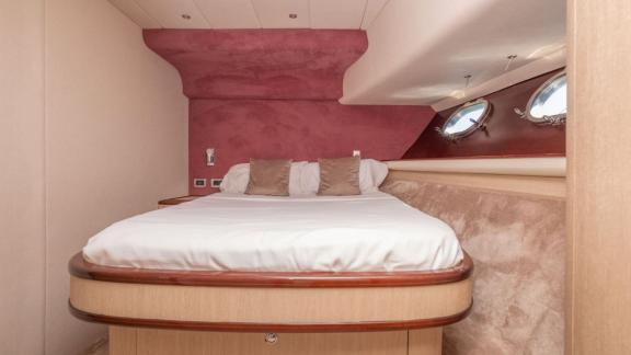 The guest cabin of motor yacht Vintage offers comfort with elegant details.