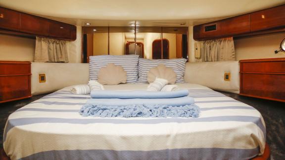 Das geräumige Schlafzimmer der Motoryacht Consent 24 in Bodrum bietet ein bequemes Bett und stilvolle Dekoration.