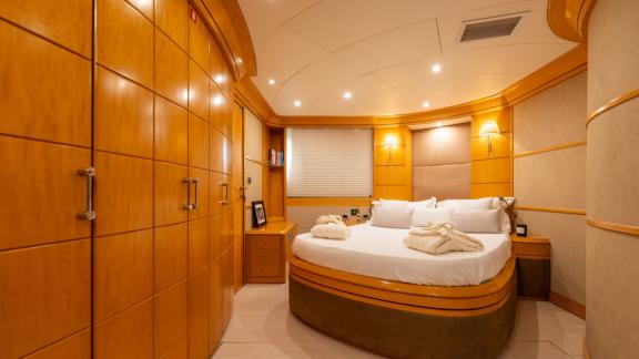 Naples motoryacht charter with an elegant and comfortable cabin on Lady B.