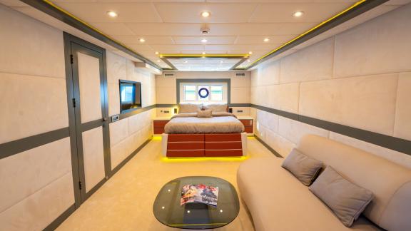 Die Kabine auf dem Unterdeck der Alessandro bietet Sofa, TV und ein exklusives Ambiente – ideal für Göcek-Charter.