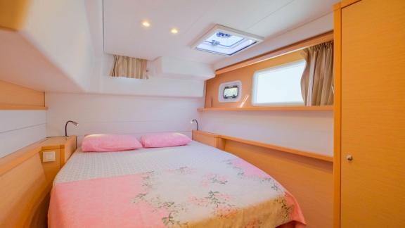 Lichtdurchflutete Kabine mit Doppelbett an Bord der Charteryacht Kokopelli in Göcek.