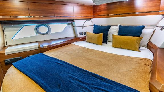 Die Motoryacht Silencio bei Mallorca verfügt über eine Doppelkabine mit Fenster zum Meer.