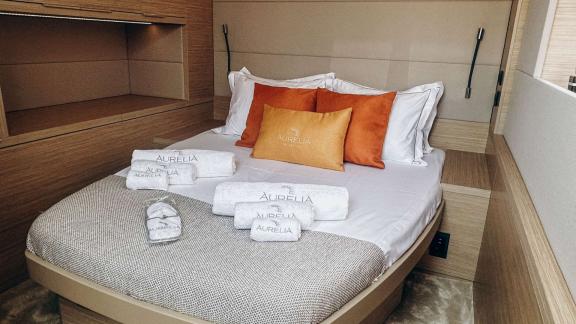 Aurelia’s guest cabin features a modern design, cozy bed, and warm details for a relaxing stay.