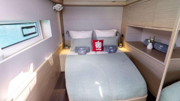 Die moderne Kabine der Valinor bietet ein großes Bett und elegante Details für ein behagliches Ambiente.